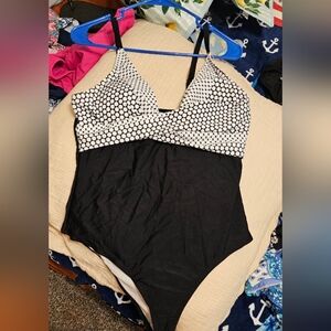 Black and White Ŵomans One Piece Swimsuit Size L